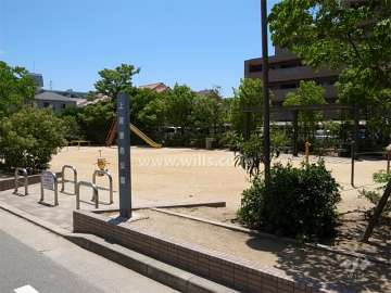 上葭原西公園には遊具も設置されています。