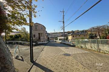 敷地北西側の前面道路（北東側から）