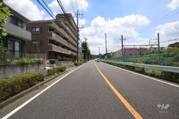 敷地西側の前面道路