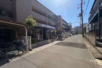 敷地北側の前面道路（東側から）