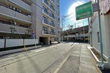 敷地西側の前面道路（北側から）