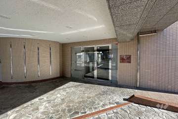 石畳のエントランス