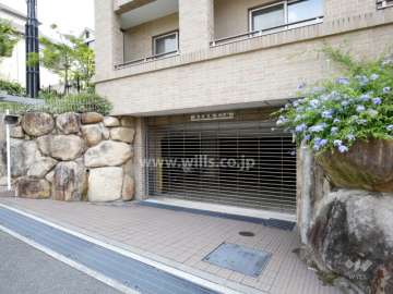 敷地西側にある駐車場の出入り口（リングシャッター付き）