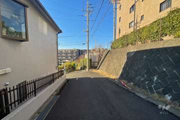 敷地南西側の前面道路（南東側から）