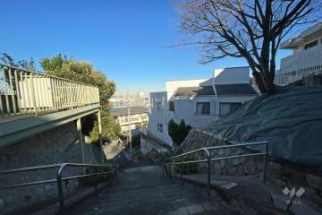 敷地西側の前面道路（南側から）