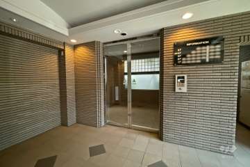 エントランスはオートロック付きです。