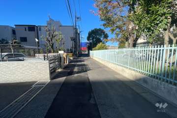 敷地北側の前面道路