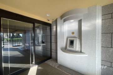 エントランスはオートロック付きです。