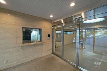 エントランスはオートロック付きです。