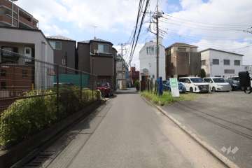 敷地西側の前面道路(南側から)