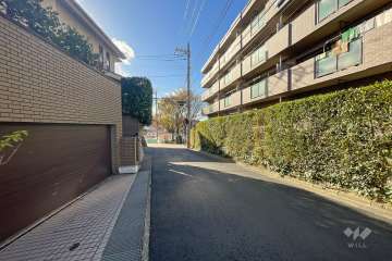 敷地南側の前面道路（東側から）