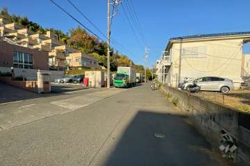 敷地北東側の前面道路（南東側から）