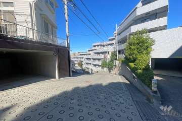 敷地西側の前面道路（南側から）