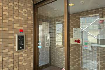 エントランスはオートロック付きです。