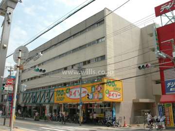 箕面マンションプラザの外観（北西側から）　1階には店舗が入っています。