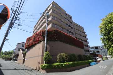 ライオンズガーデン久地の外観(南東側から)　