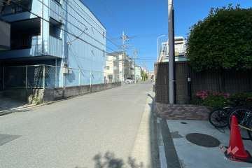 敷地北側の前面道路（西側から）前面道路