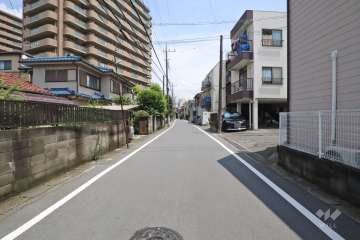 敷地南側の前面道路（西側から）