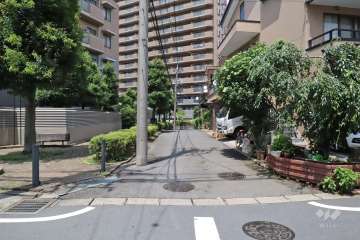 敷地東側の前面道路（南側から）