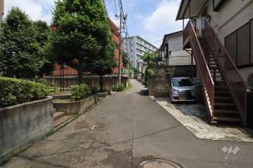 敷地南東側の前面道路（南西側から）