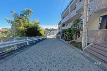 敷地北東側前面道路（北西側から）