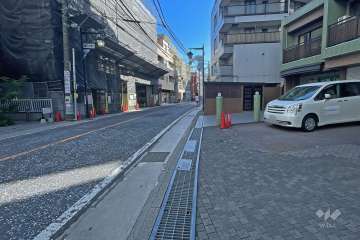 敷地北西側の前面道路（南西側から）