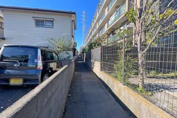 敷地南側の前面道路（東側から）