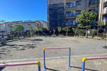 敷地東側に隣接する『子母口新田町公園』