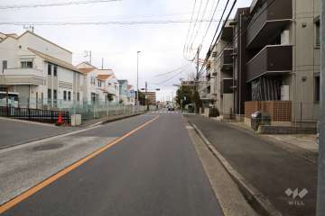 敷地南東側の前面道路(南西側から)