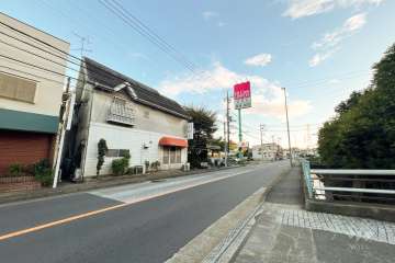 敷地南東側の前面道路（北東側から）