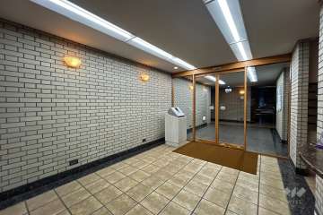 エントランスはオートロック付きです。