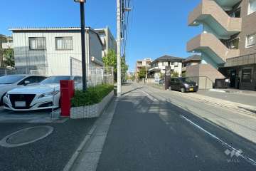 敷地北西側の前面道路（北東側から）