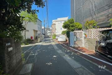 敷地南東側の前面道路（北東側から）