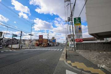 敷地南側の前面道路(東側から)