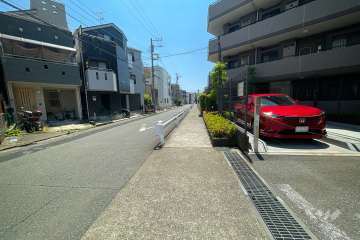 敷地北東側の前面道路（北西側から）