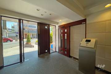 エントランスはオートロック付きです。