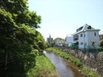 箕面メープルヴィラの遠景。北西側には箕面川が流れています。