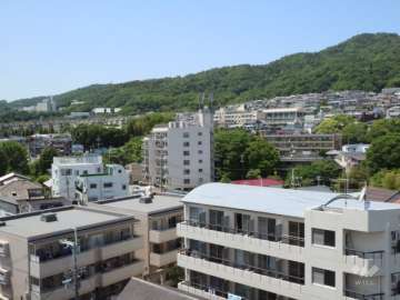 箕面メープルヴィラの遠景。周辺はマンションと一戸建てが混在する静かな住宅地です。