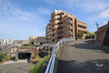 東急ドエルアルス溝口ヒルトップステージ壱番館の外観(北西側から)