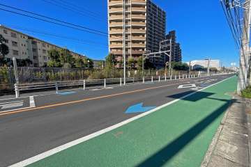 敷地南西側の前面道路は南部沿線道路です（北西側から）。