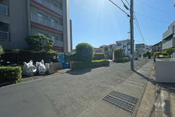 敷地北側の前面道路’東側から）