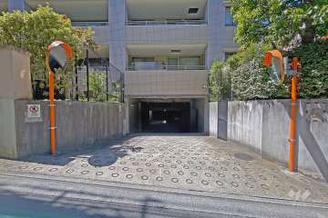 敷地内駐車場（屋内平面式）の出入り口