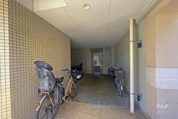 屋内に設けられた駐輪場