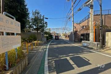 敷地北側の前面道路（東側から）