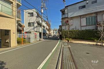 敷地北側の前面道路（西側から）