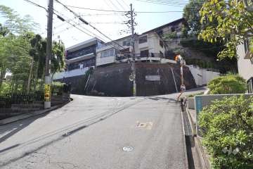 敷地南西側の前面道路(南東側から)