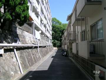 敷地の南西側には『箕面グリーンハイツ1』があります。