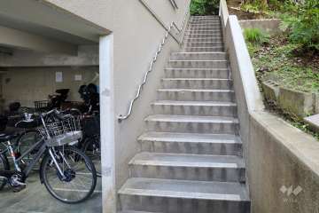 駐車場から上がる階段