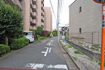 敷地南側の前面道路(西側から)