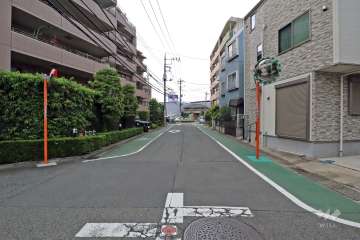 敷地東側の前面道路(南側から)